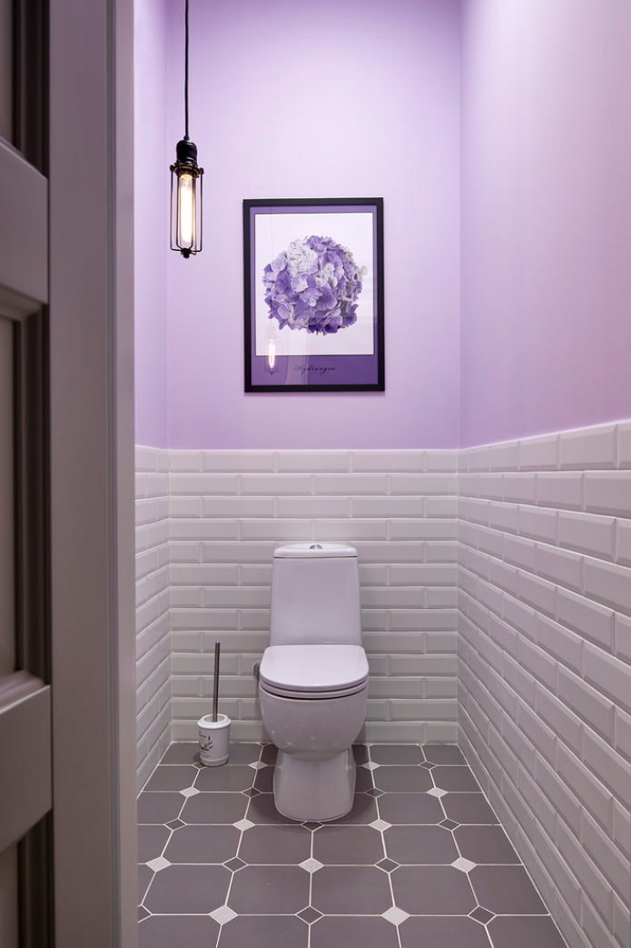 покраска и плитка на стене в туалете