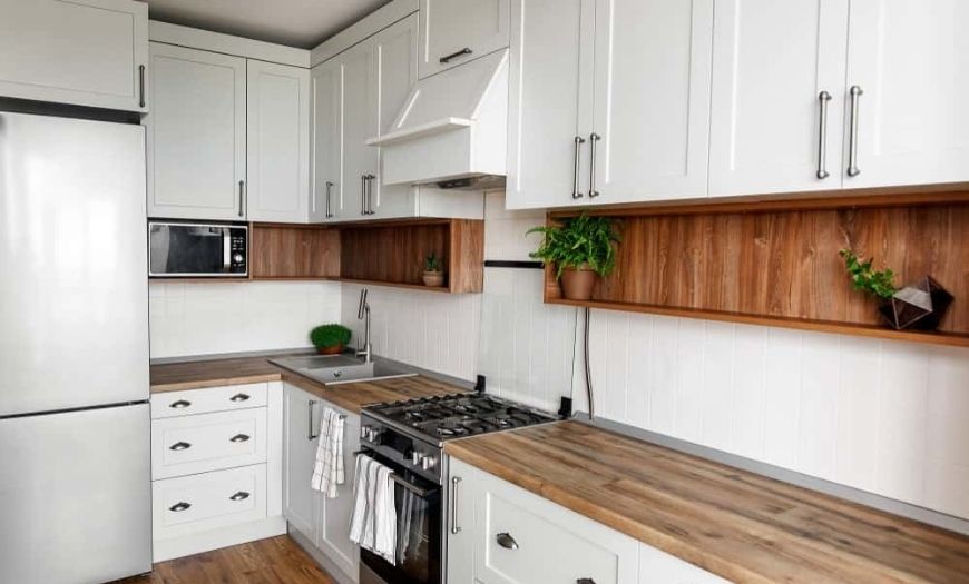 деревянная столешница для белой кухни