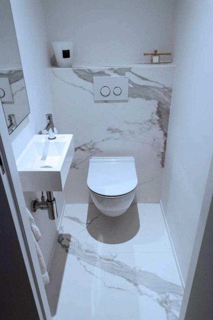 Раковина в маленьком туалете