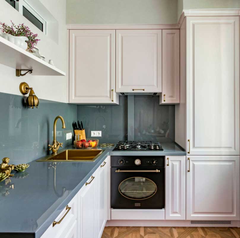Белая кухня в сочетании с тёмным цветом фартука и столешницы