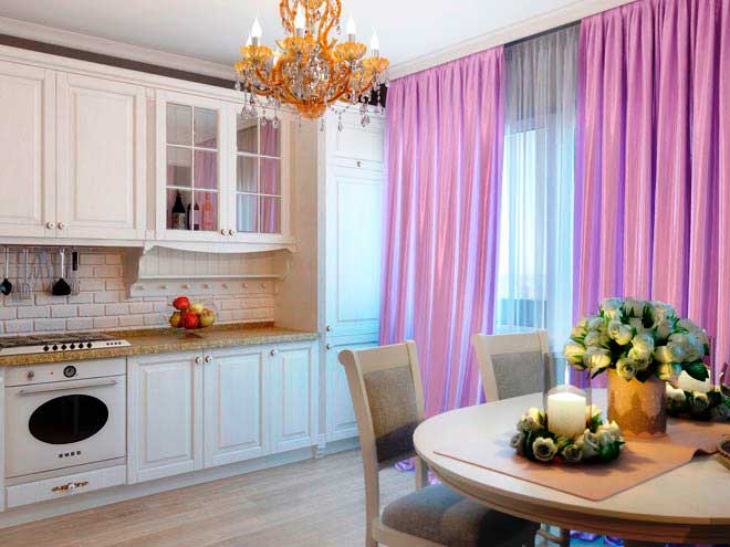 Белая кухня в сочетании с яркими цветами