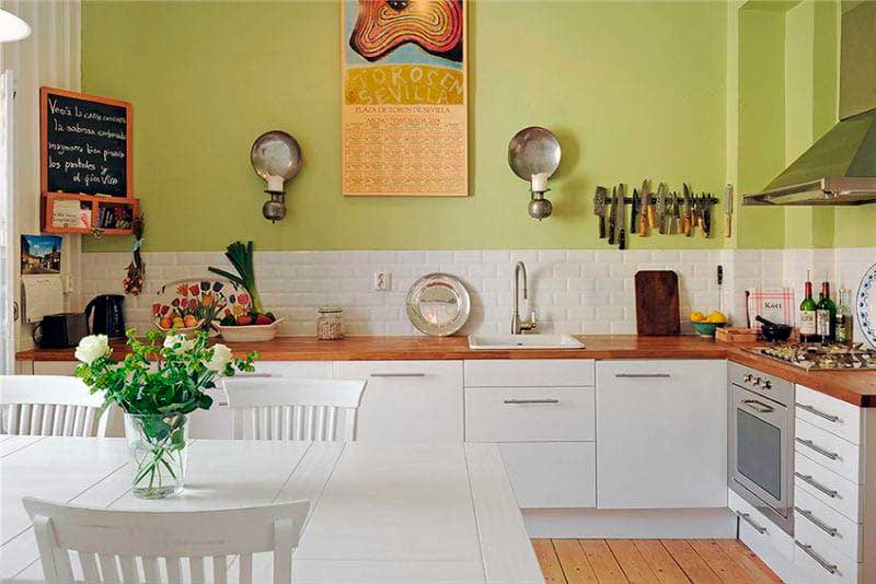 Белая кухня в сочетании с зелёным цветом