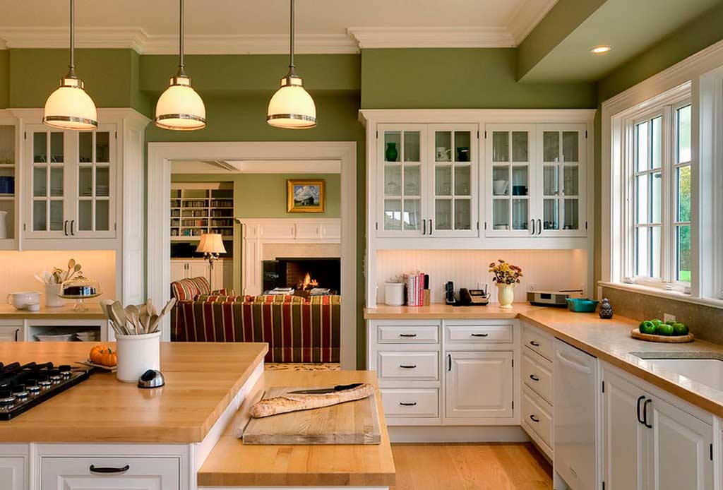 Белая кухня в сочетании с зелёным цветом