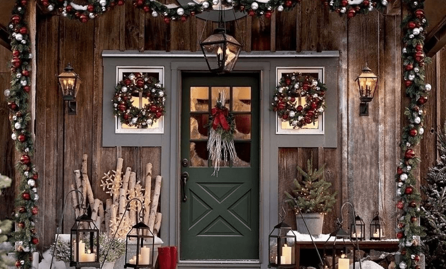 Входная дверь украшенная на новый год