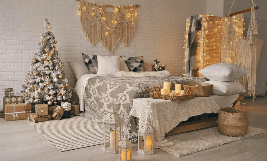 Новогодняя спальня светлых тонов